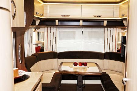 Innen sind diese fahrenden Wohnungen oft komplett ausgestattet mit allem, was man braucht: Bett, Küche, Bad, Toilette...