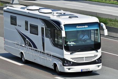 In den USA gibt es noch deutlich größere Versionen als in Europa. Das Wohnmobil in diesem Bild ähnelt beinahe schon einem gr...