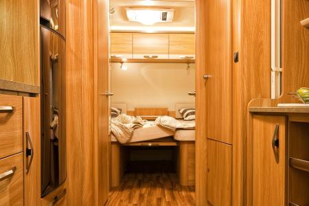 Mit Verzicht haben das Schlafen und Leben in solchen fahrenden Wohnungen nichts zu tun. Es gleicht eher einem schönen Hotel.