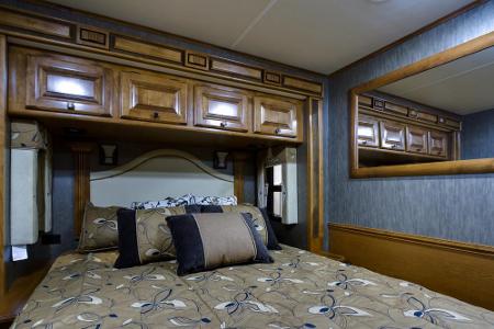 Im Gegensatz zu den kleineren Versionen bieten die großen Wohnmobile natürlich noch viel mehr Komfort. So wie dieses Mega-Be...