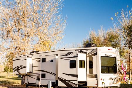 Neben Wohnmobilen gibt es auch Wohnanhänger. Dieser hier ist besonders schick, denn es kann seine Fläche durch ausziehbare E...