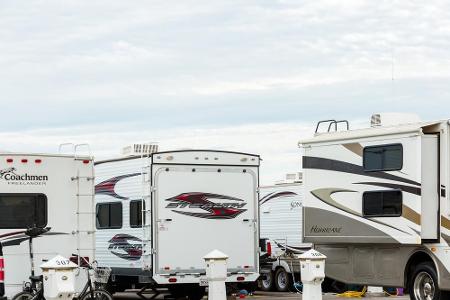 Diese Wohnmobile brauchen viel Platz, dementsprechend dimensioniert sind auch die Parkgelegenheiten - vor allem in den USA.