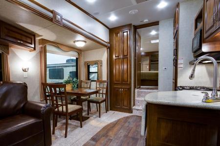 Kaum zu glauben, aber das hier ist tatsächlich der Innenraum eines Wohnwagens.