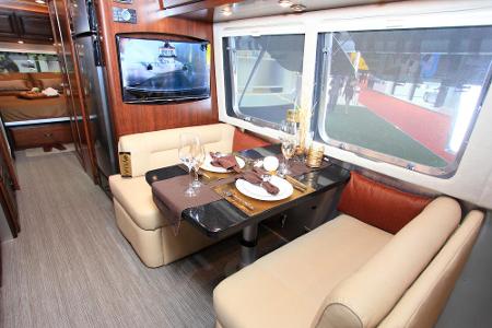 Wie wäre es mit einem Dinner im Caravan? Platz gibt es auf jeden Fall genug.