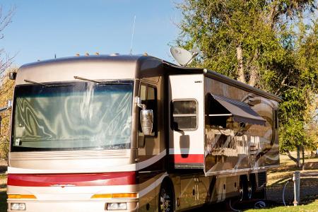 Wer so einen Palast auf Rädern sein Eigen nennt, braucht keinen festen Wohnsitz mehr.