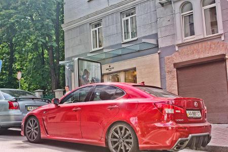 Er sieht aus wie ein BMW M3 und fährt genauso schnell. Der Lexus IS-F ist wie sein deutsches Pendant ein echter Geschwindigk...