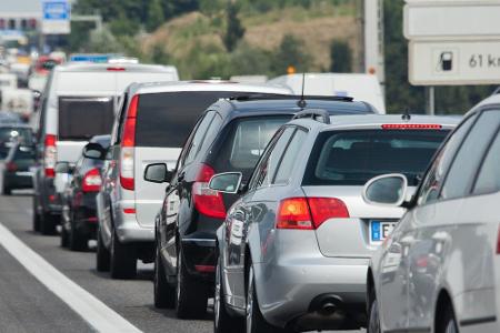 Stau auf der Autobahn während eines heißen Sommertages - für viele ein Horrorszenario. Selbst bei freier Strecke, setzt die ...