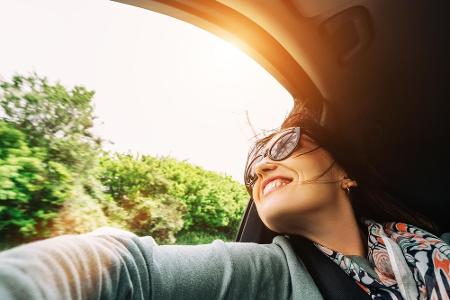 Bei Kurzstrecken macht es oft mehr Sinn, alle Fenster zu öffnen als die Klimaanlage einzuschalten.