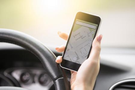 Schützen Sie während der Fahrt Ihr Smartphone vor direkter Sonneneinstrahlung. Denn Hitze kann das Gerät nicht nur beschädig...