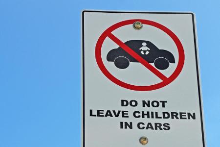 Traurig, dass man überhaupt darauf hinweisen muss, aber: Niemals Kinder oder Tiere im Auto zurücklassen. Die Temperaturen kö...