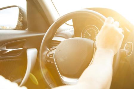 Nützen Sie am Morgen und am Abend unbedingt Sonnenbrillen. Denn durch eine tiefstehende Sonne können sie geblendet werden un...