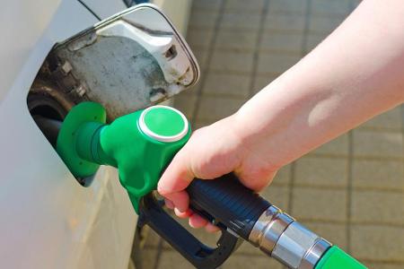 Ein voller Tank ist immer gut. Falsch! Bei starker Hitze niemals voll tanken. Der Kraftstoff dehnt sich bei hohen Temperatur...