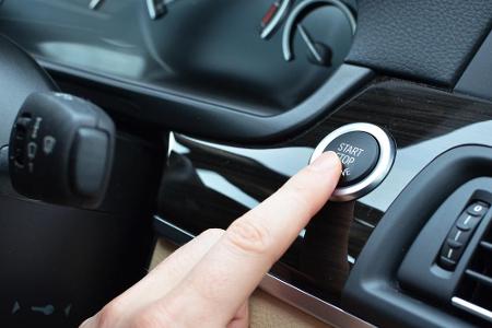 Moderne Autos mit einer Start-Stopp-Automatik sparen viel Sprit ein. Bei einer roten Ampel oder in anderen Haltephasen schal...