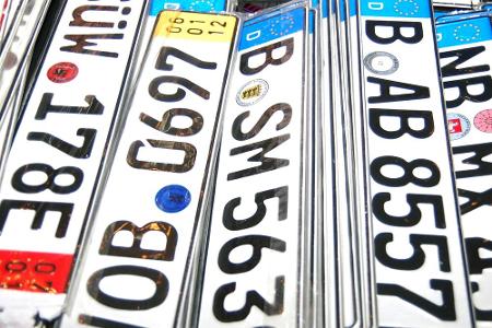 Sonderlich bunt sind unsere Kennzeichen nicht: Weißer Hintergrund, zumeist schwarz gestanzte Schrift. Doch ein paar Abweichu...