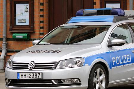 Behördenfahrzeuge, wie dieser Polizeiwagen, haben neben den Buchstaben für die Stadt oder den Landkreis nur noch Ziffern - u...