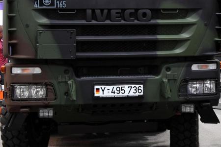 Die Deutschland-Flagge sieht man auf Fahrzeugen der Bundeswehr, dazu als ersten Buchstaben immer ein 