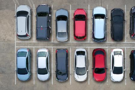 Schnappschüsse von Autos können spannend sein. Spannender als diese Aufnahme eines Parkplatzes aus der Vogelperspektive. Obw...