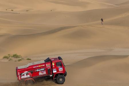 Wie klein so ein Rennlaster in den Weiten einer Wüste wirkt. Hier bei der Offroad-Fernfahrt Moskau nach Peking.