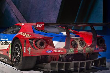 Sie fragen sich: Warum stellt ein Autohersteller sein Produkt auf eine Bühne und putzt es dann nicht mal richtig? Weil hier ...