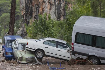 Wie Spielzeugautos sehen diese Wagen aus, die eine Flut in der Türkei übereinander geschoben hat.