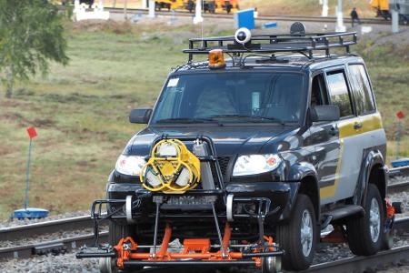 Selten - und nicht schön. Dafür aber funktional. So kontrolliert dieser Zwitter aus SUV und Lok Gleise.