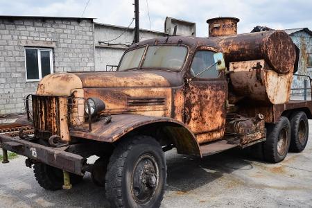 Leicht Patina angesetzt hat dieser Truck. Ob er noch fahrtüchtig ist?