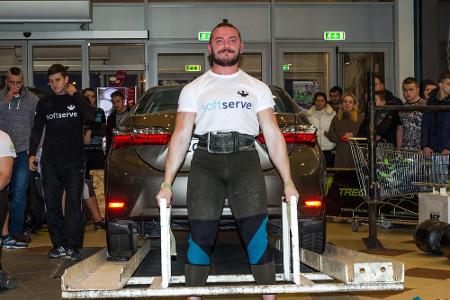 Eigentlich sind sie zum Fahren da, unsere Autos. Bei einem Strong-Man-Contest dienen sie aber auch zur Demonstration der Kra...