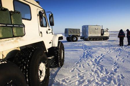 In der Arktis helfen ihnen nur Ballonreifen oder Raupenketten, wenn Sie vorankommen wollen.