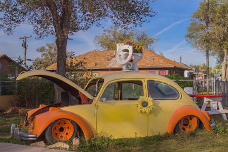 Ob dieser Käfer, schön drapiert in Arizona, jemals wieder über Straßen rollen wird? Wir wagen die Prognose: wohl eher nicht.