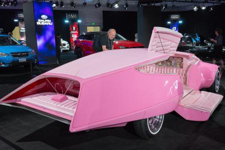 Ein Auto mit Bett? Ein Auto als Bett? Egal, Hauptsache ausgefallen und auffallen. Das gelingt dem pinken Auto hervorragend. ...