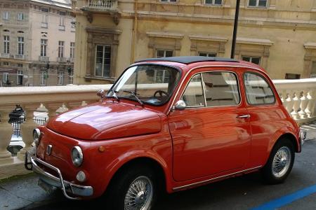 Die Wahl fiel leicht: Ferrari kann jeder, wir plädieren für den Fiat 500, das Mäuschen. Klein, charmant, witzig - das passt ...