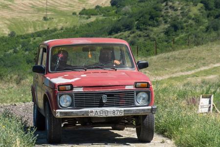 Wolga und Co. lassen wir außen vor und wählen den Lada Niva als Auto, das für Russland steht. Inzwischen mag er anders heiße...