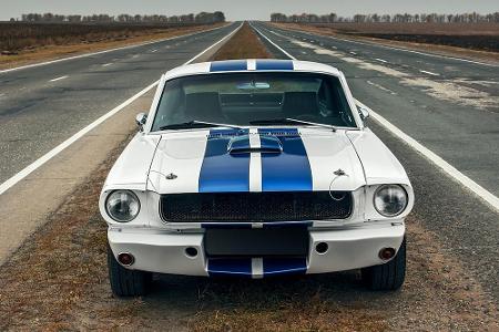 Das gleiche trifft auf den Ford Mustang zu, hier ein Shelby GT350 aus der Übergangszeit der 60er- zu den 70er Jahren.