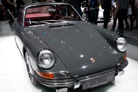 Für viele der Sportwagen schlechthin: der 911er von Porsche - obwohl er vom VW Käfer (siehe oben) abstammt, was man unschwe...