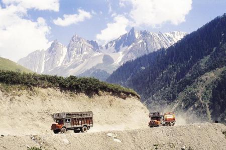 Die Grand Trunk Road in Asien ist eine der ältesten und wichtigsten Straßen der Welt. Sie ist über 2.500 Kilometer lang und ...