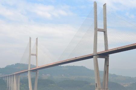 Platz 10: Bereits auf eine Höhe von 247 Meter kommt die Zhongzhou-Yangtze-Brücke in der chinesischen Provinz Zhong. Sie ist ...