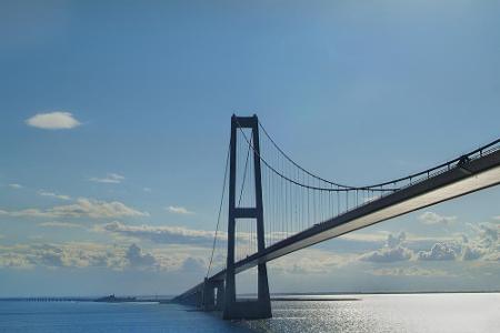 Platz 9: Die Storebæltsbroen, zu deutsch Großer-Belt-Brücke, verbindet die Inseln Fünen und Seeland in Dänemark. Sie ist 254...