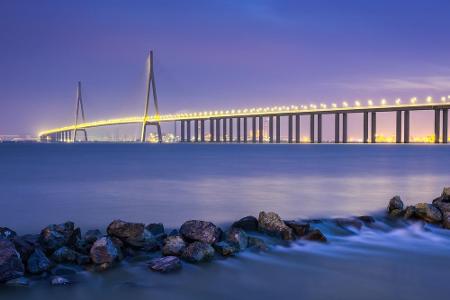 Platz 4: Nach fünf Jahren Bauzeit wurde 2008 die Sutong-Brücke in China fertiggestellt. Die Straßenbrücke ist 8,2 Kilometer ...