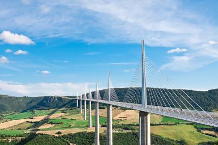 Platz 1: Die höchste Brücke der Welt befindet sich in Frankreich. Der Viaduc de Millau ist eine Autobahnbrücke über das Tarn...
