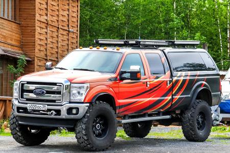 Von der Motorisierung sind der Ford F-350 und der F-250 gleich. Die großen Unterschiede liegen bei der Bereifung. Der F-350 ...