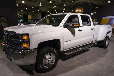 Der Chevrolet Silverado kommt auf ein Leergewicht von beinahe 3,8 Tonnen. Der Pick-up schafft es dennoch eine Zuladung von 2...
