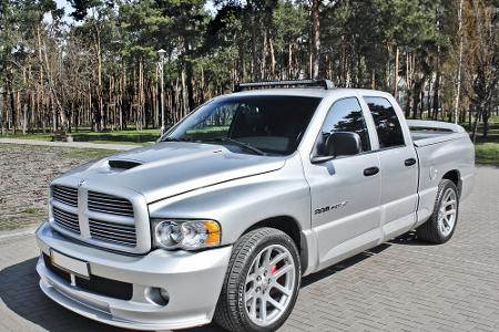 Der Dodge Ram ist in den USA ein sehr beliebtes Fahrzeug. Der Pick-up wird seit 1981 hergestellt. Der Kunde kann zwischen fü...