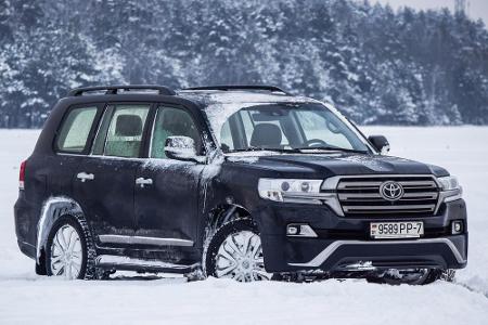 Noch älter als der Hilux ist der Toyota Land Cruiser. Das Fahrzeug gibt es bereits seit 1951. Ähnlich wie der Nissan Patrol ...