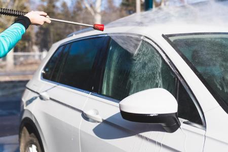 Eine Behandlung mit Heißwachs nach der kompletten Außenreinigung kann keinem Auto schaden.