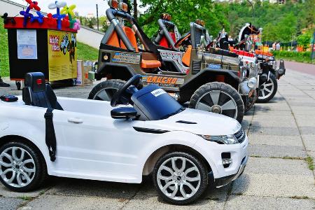 Von fast originalgetreu geschrumpften SUVs bis zu Fantasie-Geländewagen - das Spektrum der Kinder-Autos ist riesig. Hier ein...