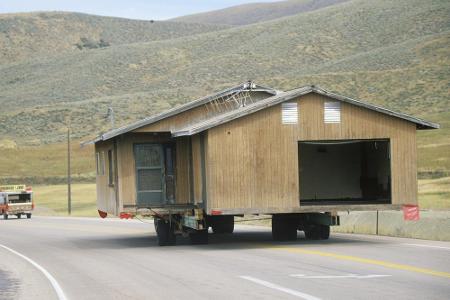 Achtung, da kommt ein Haus vorbei. In den ländlichen Gegenden der USA ist das eine ganz normale Erscheinung auf der Straße.