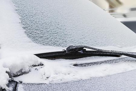 Wenn die Scheibenwischer über Nacht an der Scheibe einfrieren, dürfen sie auf keinen Fall betätigt werden. Lösen Sie diese z...