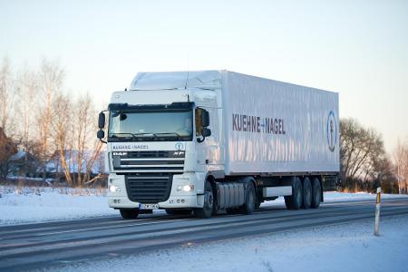 Auf den LKW-Dächern fährt oft eine große Gefahr mit: Eisplatten! Halten Sie deshalb immer genügend Abstand!