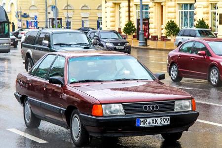 Seit 1994 tragen die neuen Modelle dieses Fahrzeugs den Namen A6. Davor wurden die ersten vier Generationen Audi 100 genannt...