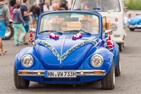 Über 40 Jahre war der VW Käfer Deutschlands Kultauto schlechthin. Auch heute noch zaubert das Fahrzeug den Menschen ein Läch...